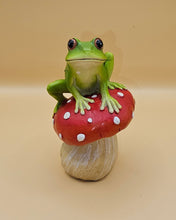 Load image into Gallery viewer, Frog on Mushroom 7x7x11 cm
