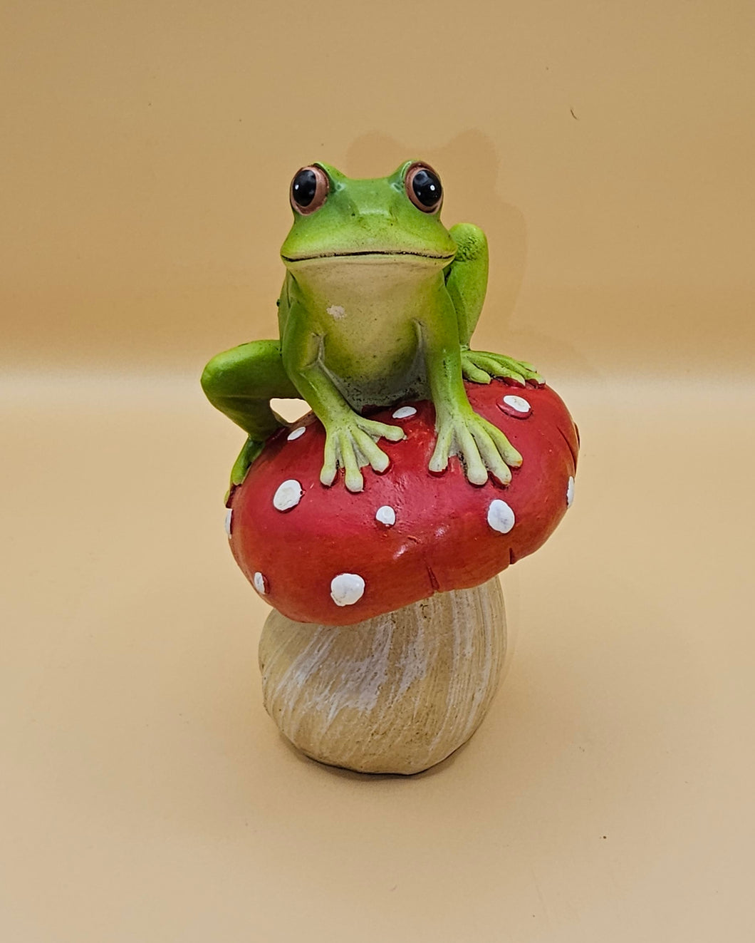 Frog on Mushroom 7x7x11 cm