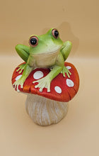 Load image into Gallery viewer, Frog on Mushroom 7x7x11 cm
