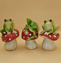 Load image into Gallery viewer, Frog on Mushroom 7x7x11 cm
